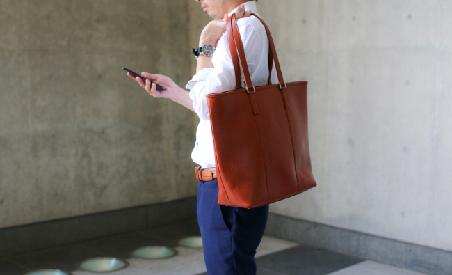 累計販売個数1万個の牛本革トートバッグに「タテ型」ビジネストートが