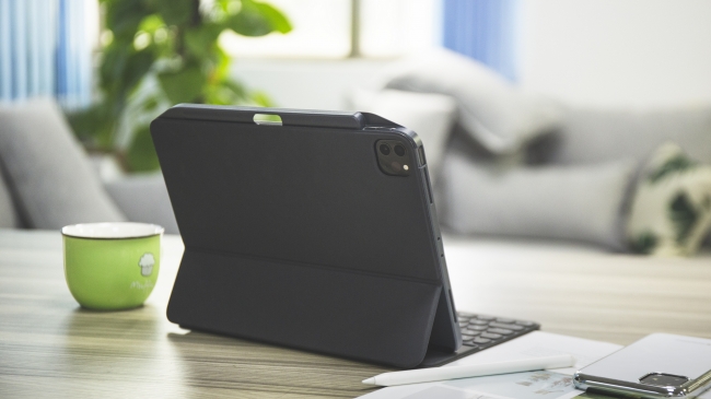 純正アクセサリと併用で、側面保護とApple Pencilを一緒に持ち運び