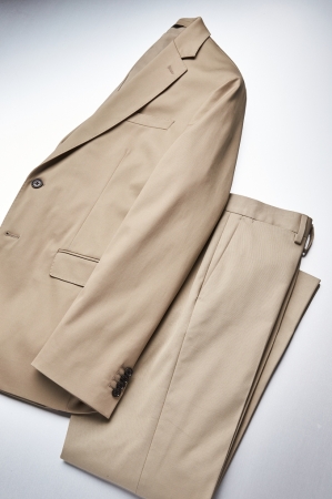 バナナ・リパブリックのメンズスーツコレクションに高機能スーツが登場