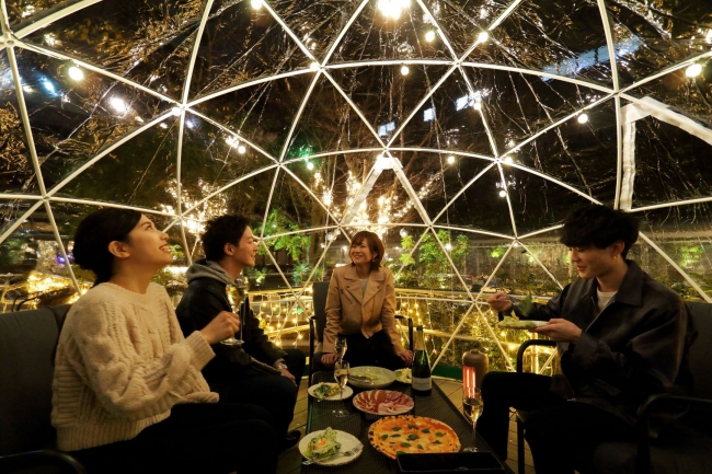 真冬のアウトドアを楽しむレストラン】透明なドーム型テントとほっこり