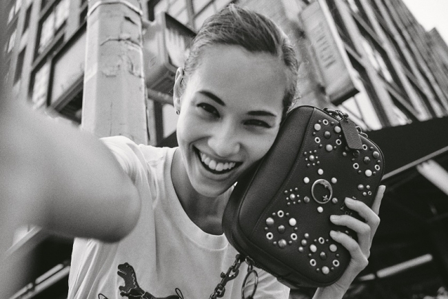 コーチ、ブランドアンバサダーである水原希子さんとのコラボレーション