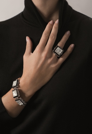 色使いと素材のコントラストで魅了する、ラリックのアイコニックな