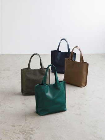 土屋鞄】夏コーデの“差し色”になる「国産レザーのトートバッグ」の新