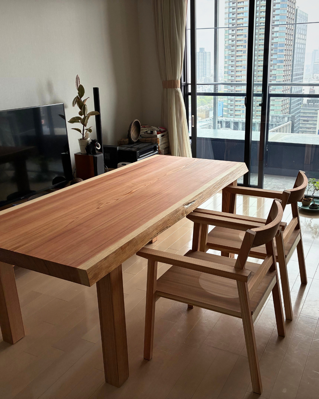 吉野杉の一枚板のテーブルとスーパー杉チェアのダイニングセット