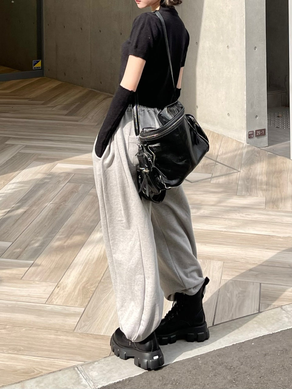 受注制【Chikashitsu +】zip design leather shoulder bag – PRESSING