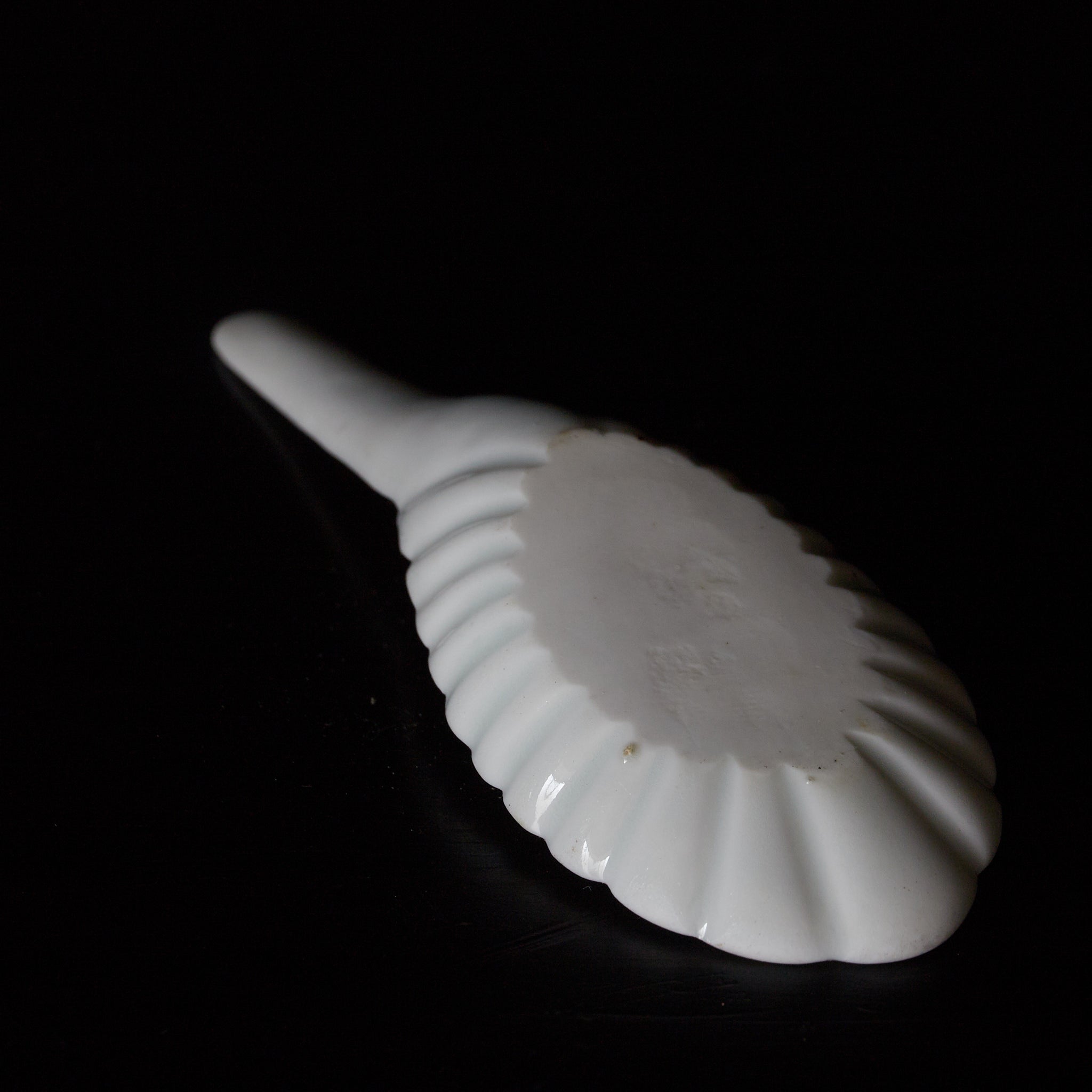 明代–清代 白磁菊花形蓮華 水滴（1368–1911CE） | 入蘆花（ロカニイル）