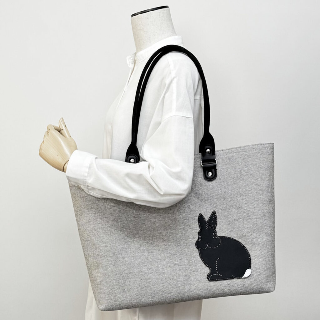 たち耳うさぎAのスクエアトート（グレイ×黒）