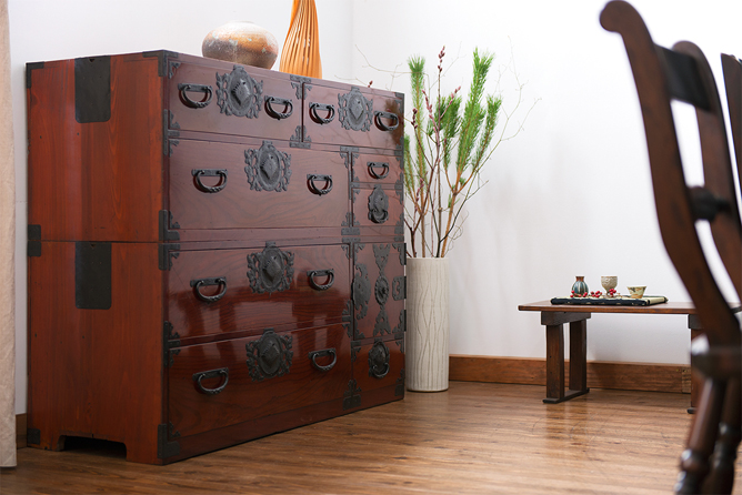 和なお部屋づくり。アンティーク衣装箪笥の基礎知識と魅力