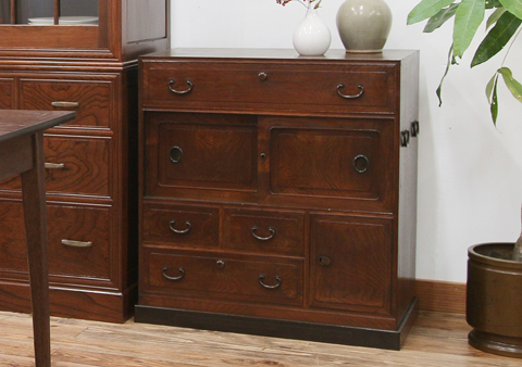 仕掛け・隠しがおもしろいアンティークのからくり箪笥