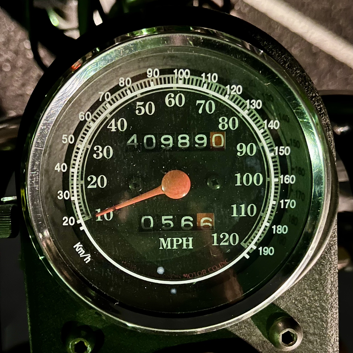 ハーレー専用マイル→キロメートル変換ステッカー貼付け | Rayの東京