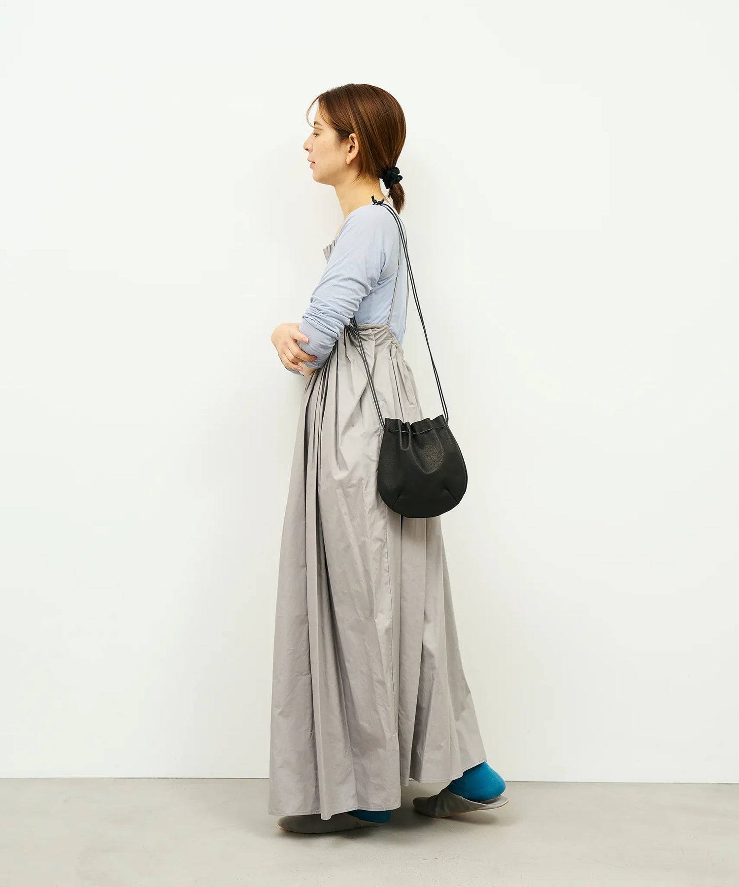 REN】《ショルダーバッグ》シンプルで軽いレザー素材の丸型ポシェット。