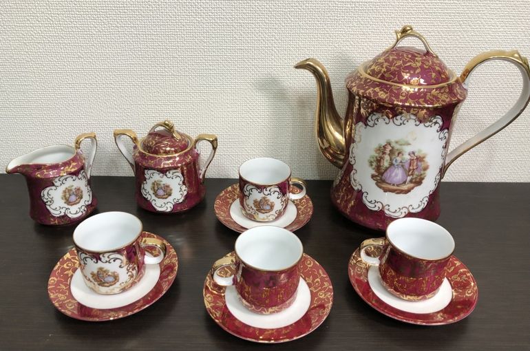 ヨーロッパ製のアンティーク、ティーセットの紹介です