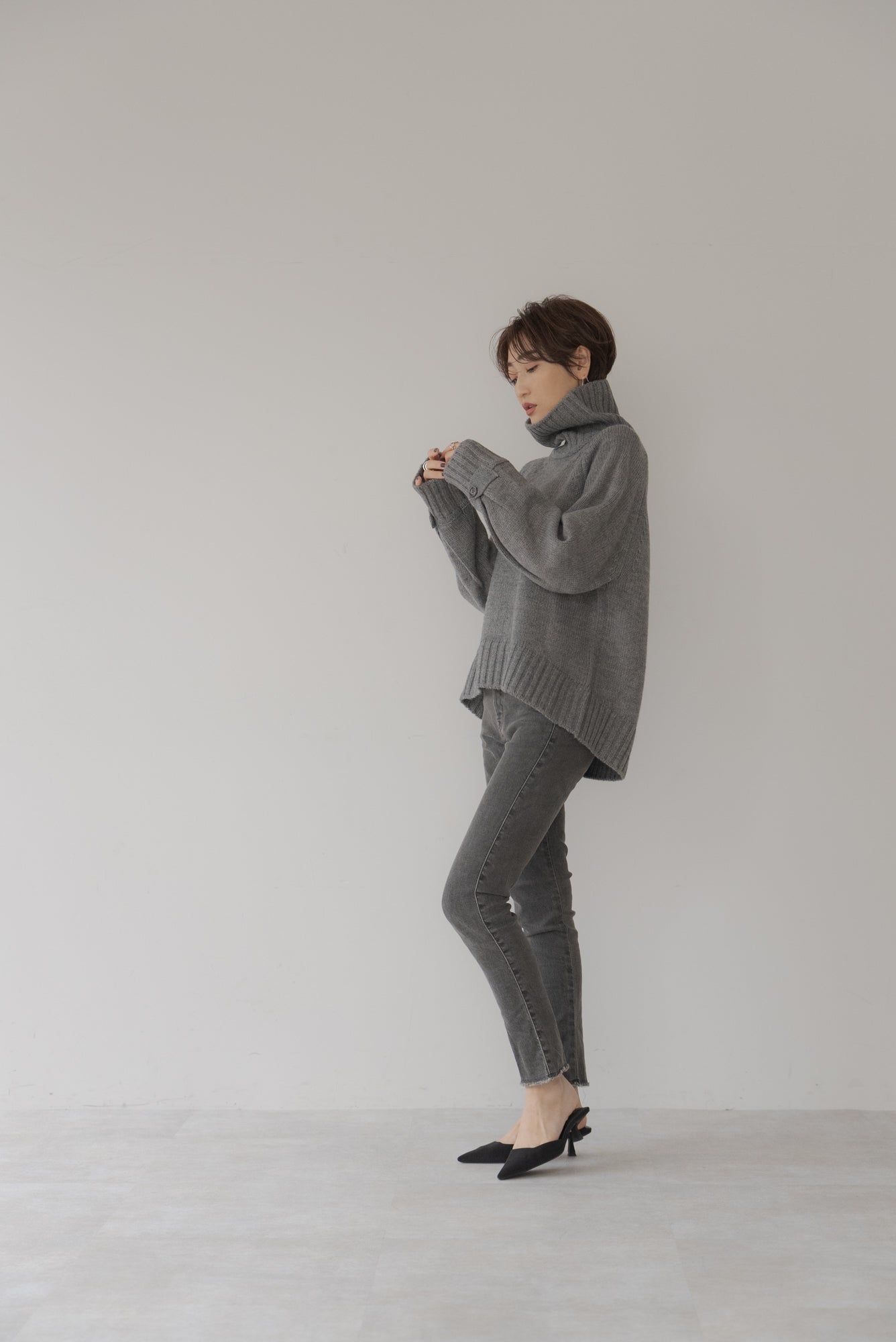 フラップボタン付き ハイネックニット｜FLAP BUTTON HIGH NECK KNITの