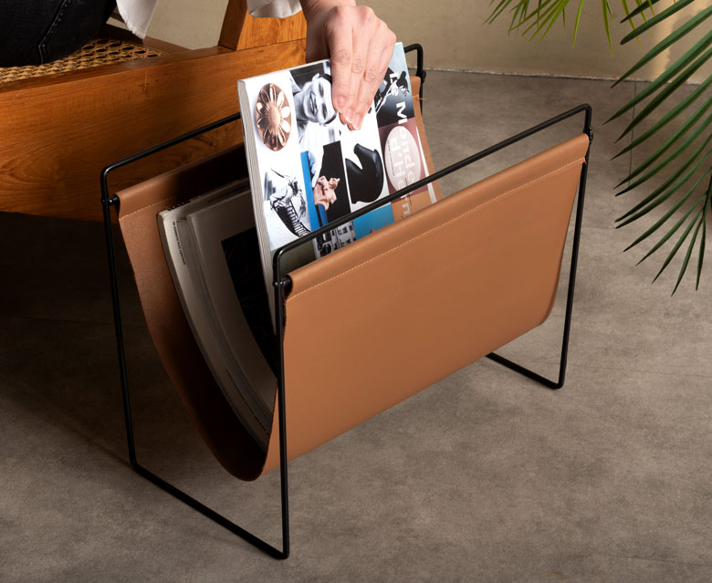 置くだけで空間が整うアイアン×フェイクレザー調マガジンラック