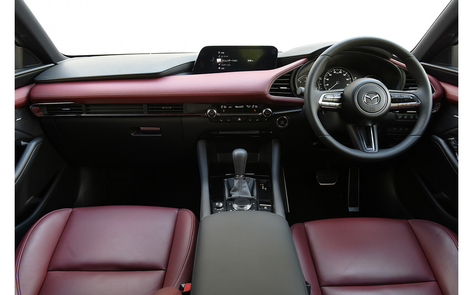 マツダ3の内装はどんなもの？高級感があるデザインで男女問わず満足の