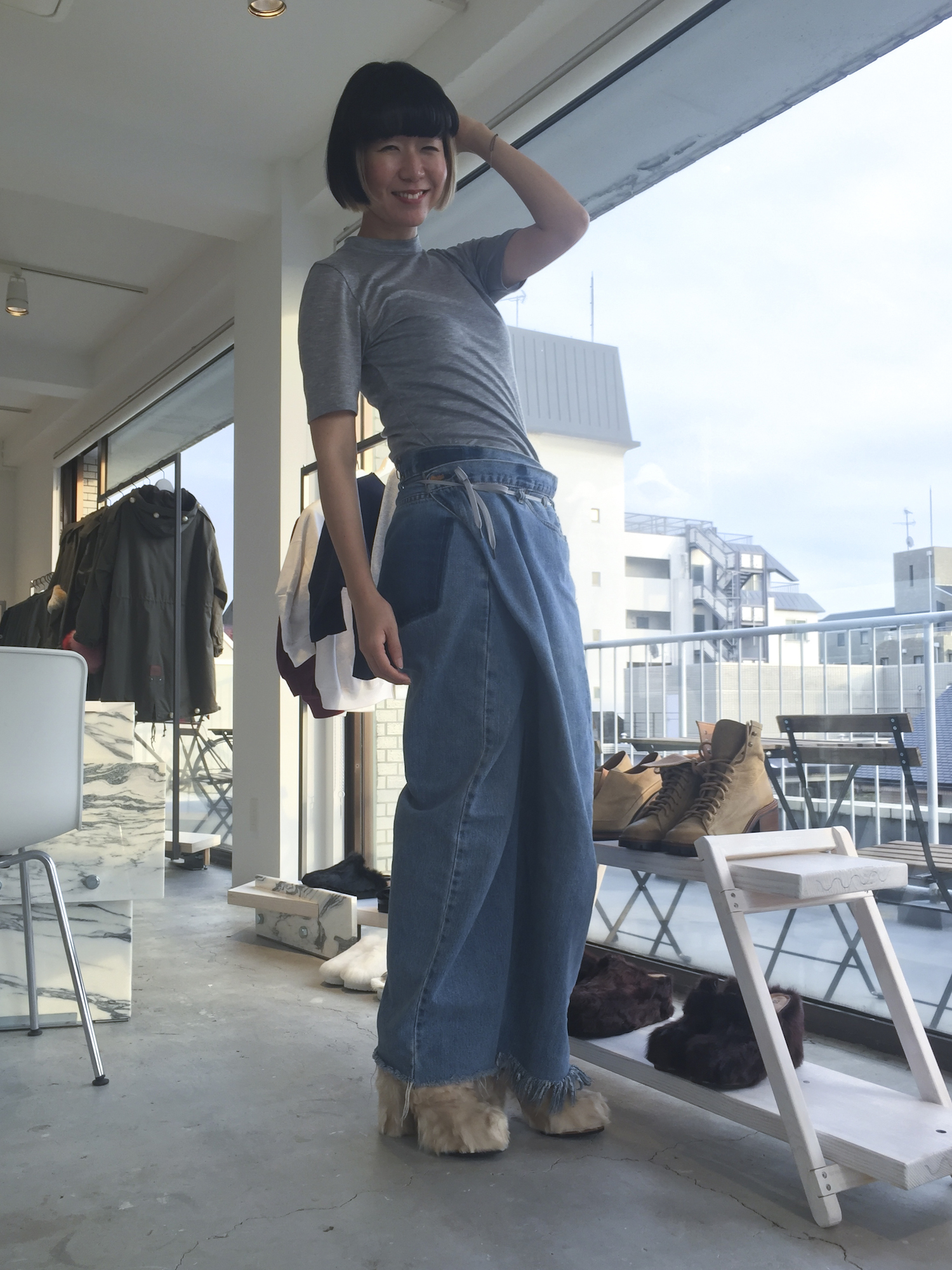 私はきっと冬の街をMAISON EUREKAのファーシューズで闊歩します