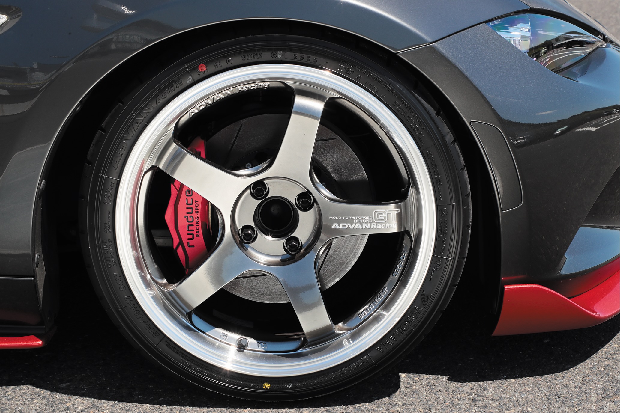 鍛造ならではのシャープな輪郭がエアロフォルムを引き立てる「ADVAN