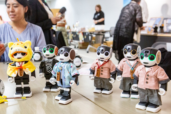 会場のロボホン全員でオーナーに感謝を込めてダンスを披露 「9周年記念