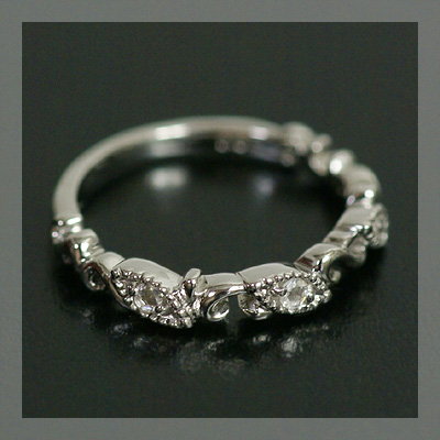 重ねて着けたいローズカットダイヤモンドピンキーリング「ヴィンカ