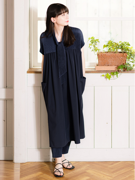 ボウタイ付きシャトル切替 ヨークギャザーストレッチタフタワンピース