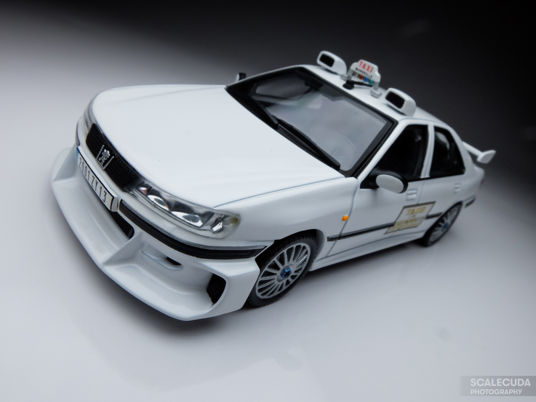 1/43 Peugeot 406 Taxi Marseille 3 in studio - movie heroes - Scale