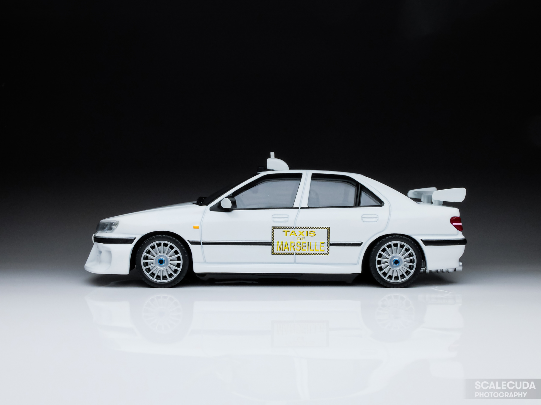 1/43 Peugeot 406 Taxi Marseille 3 in studio - movie heroes - Scale
