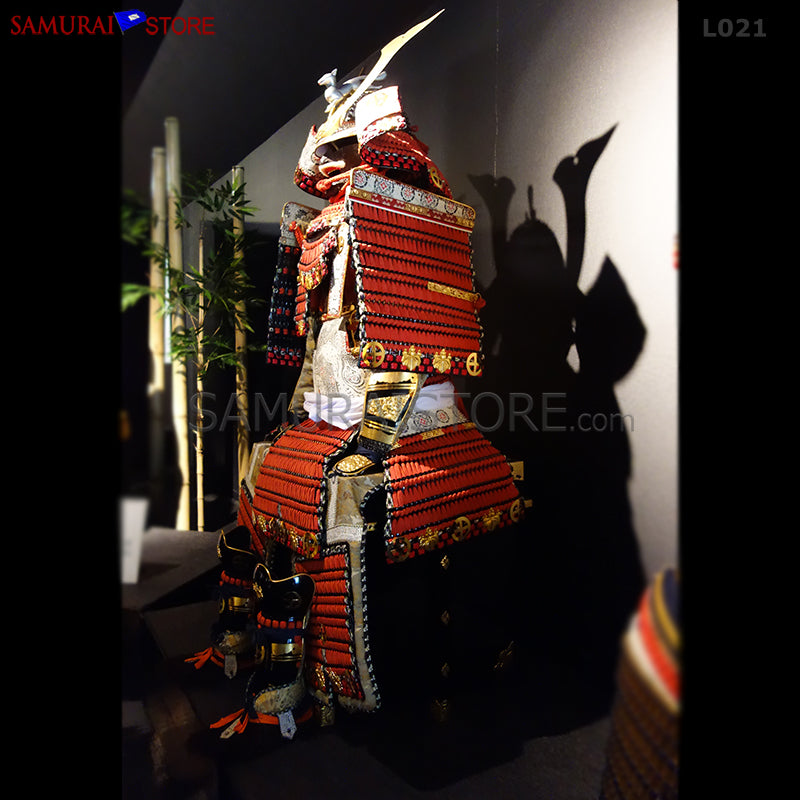 伝統的な金色と黒の等身大日本甲冑（鎧立て無し） 伝統的な金色と黒の
