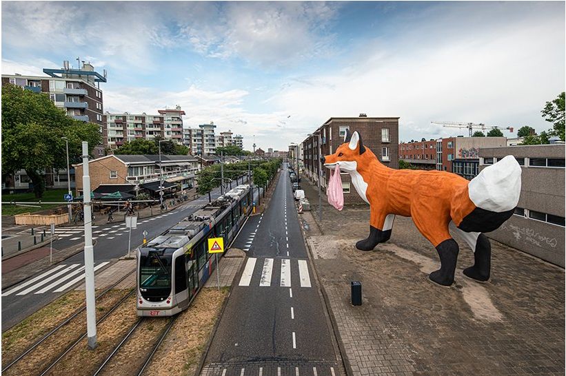 フロレンティン・ホフマンの巨大なキツネはロッテルダムの灰色の通りを