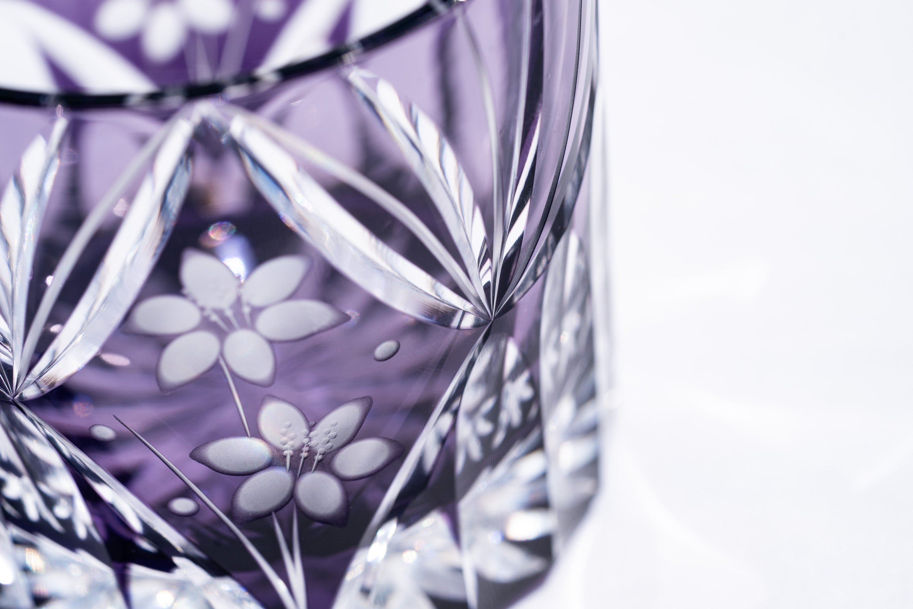 ボヘミアガラス、モーゼル工房、紫色 蓋付き容器 伝統工芸品 ボヘミア