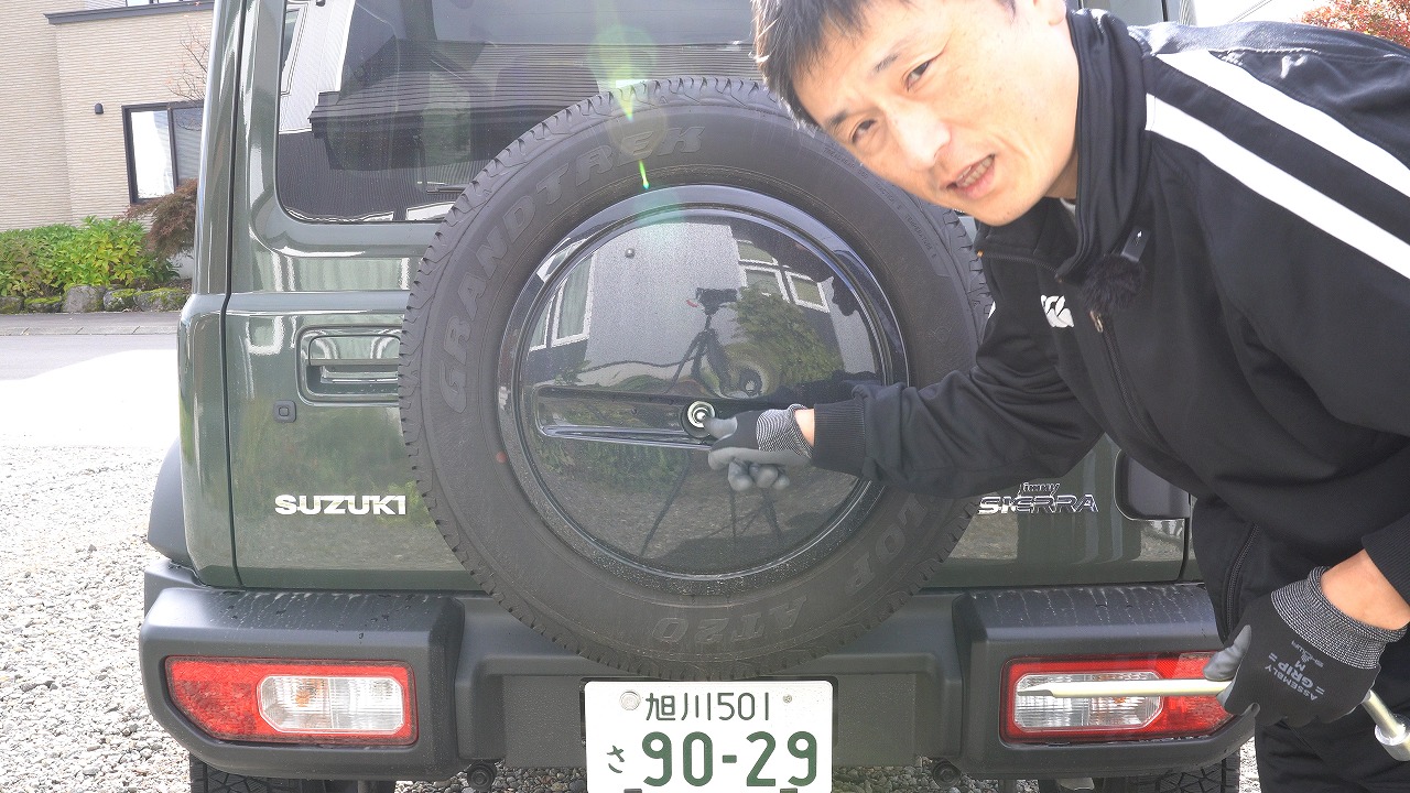 ジムニーシエラ(JB74)のスペアタイヤ外し | かたおかさとしのジムニー