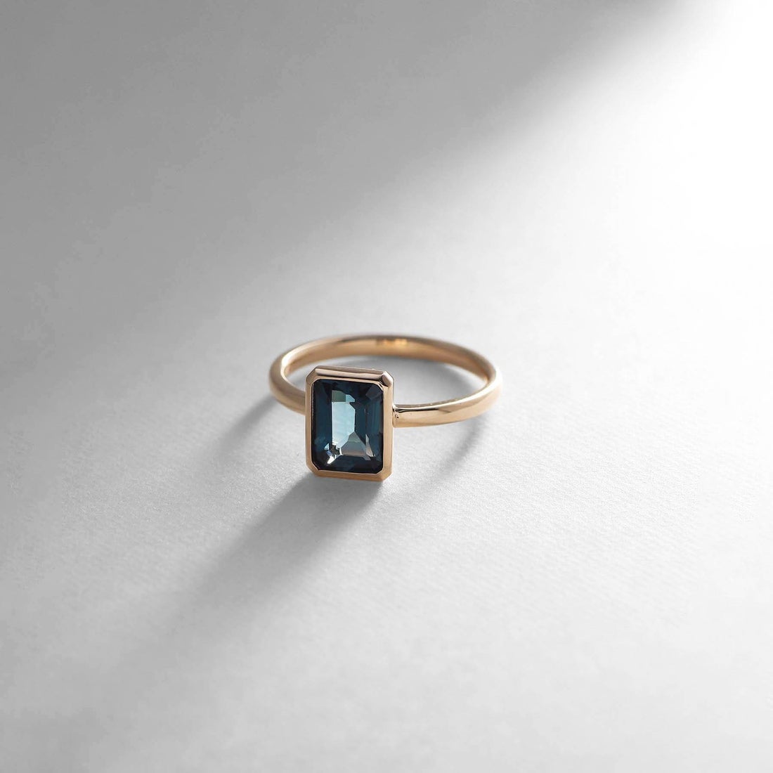 ココシュニック COCOSHNIK K10ロンドンブルートパーズ コーナーカット