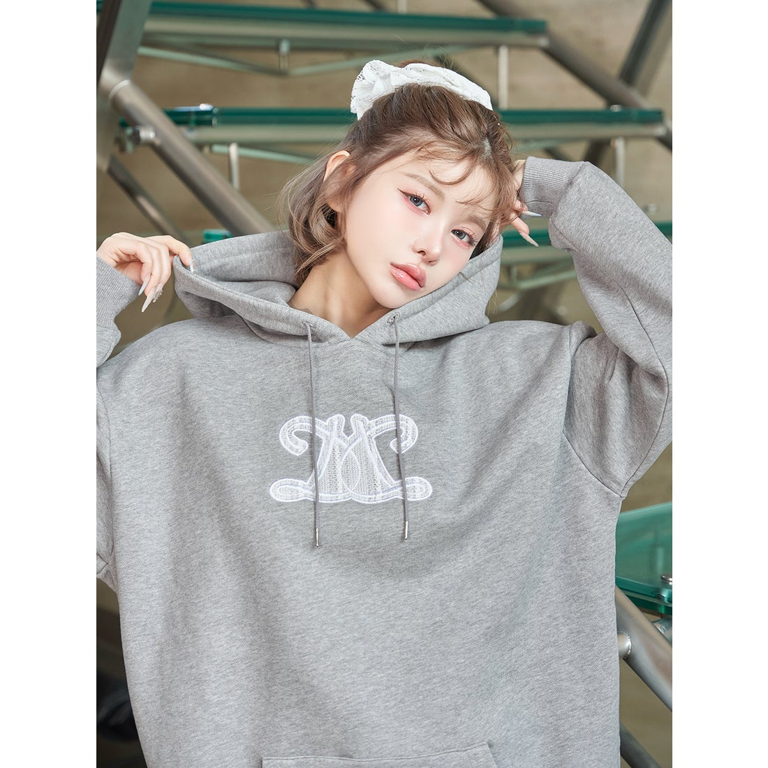 ダーリッチ Darich レースアップリケロゴフーディ （グレー