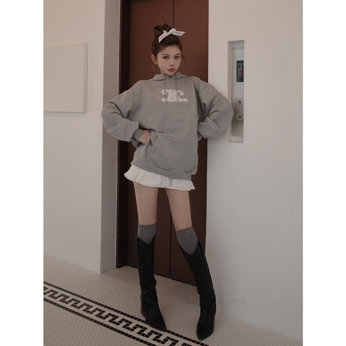 ダーリッチ Darich レースアップリケロゴフーディ （グレー