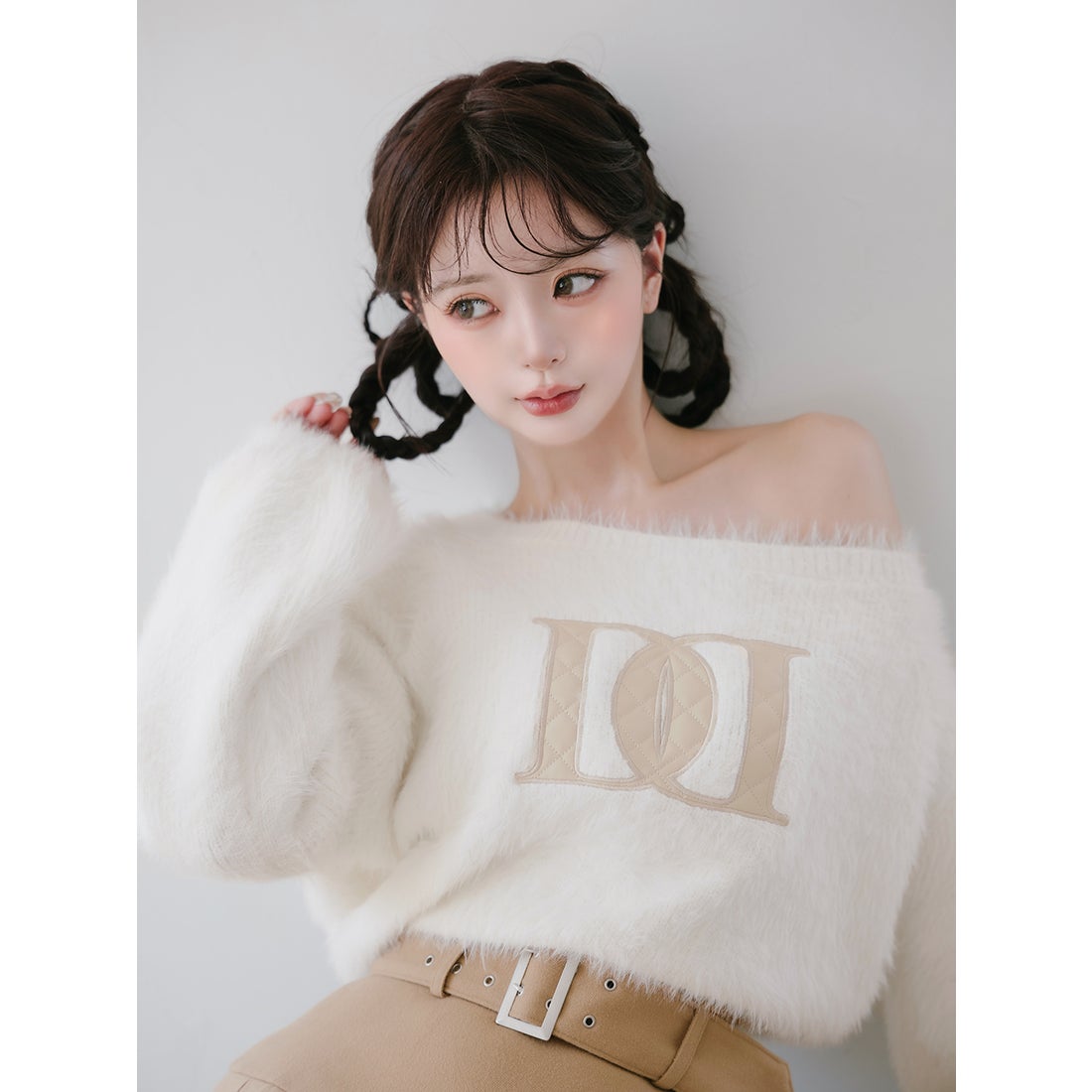 ダーリッチ Darich DDロゴワンショルニットトップス （アイボリー