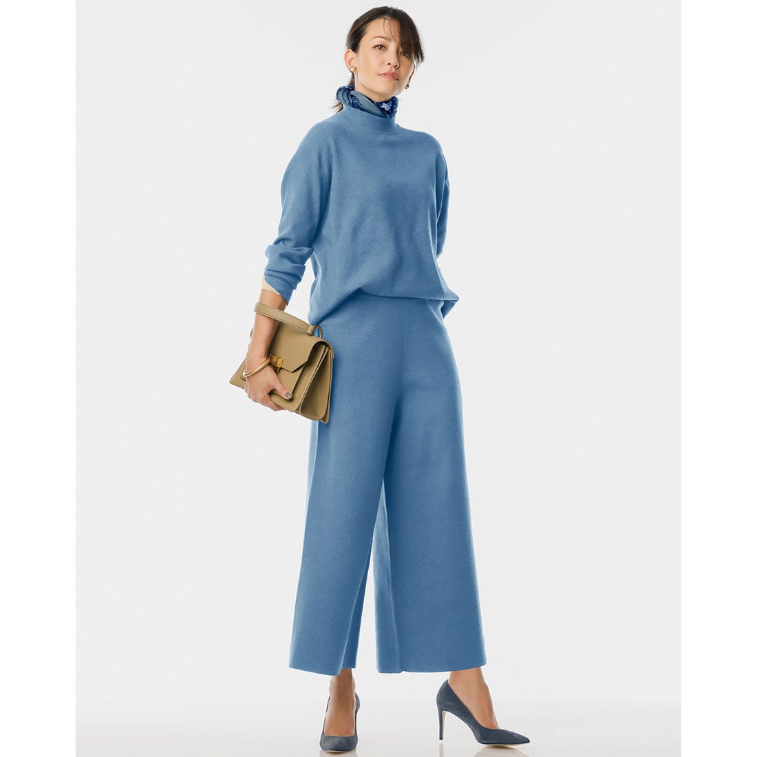 ドゥクラッセ DoCLASSE 総針ハイネック・パンツセットアップ （ブルー