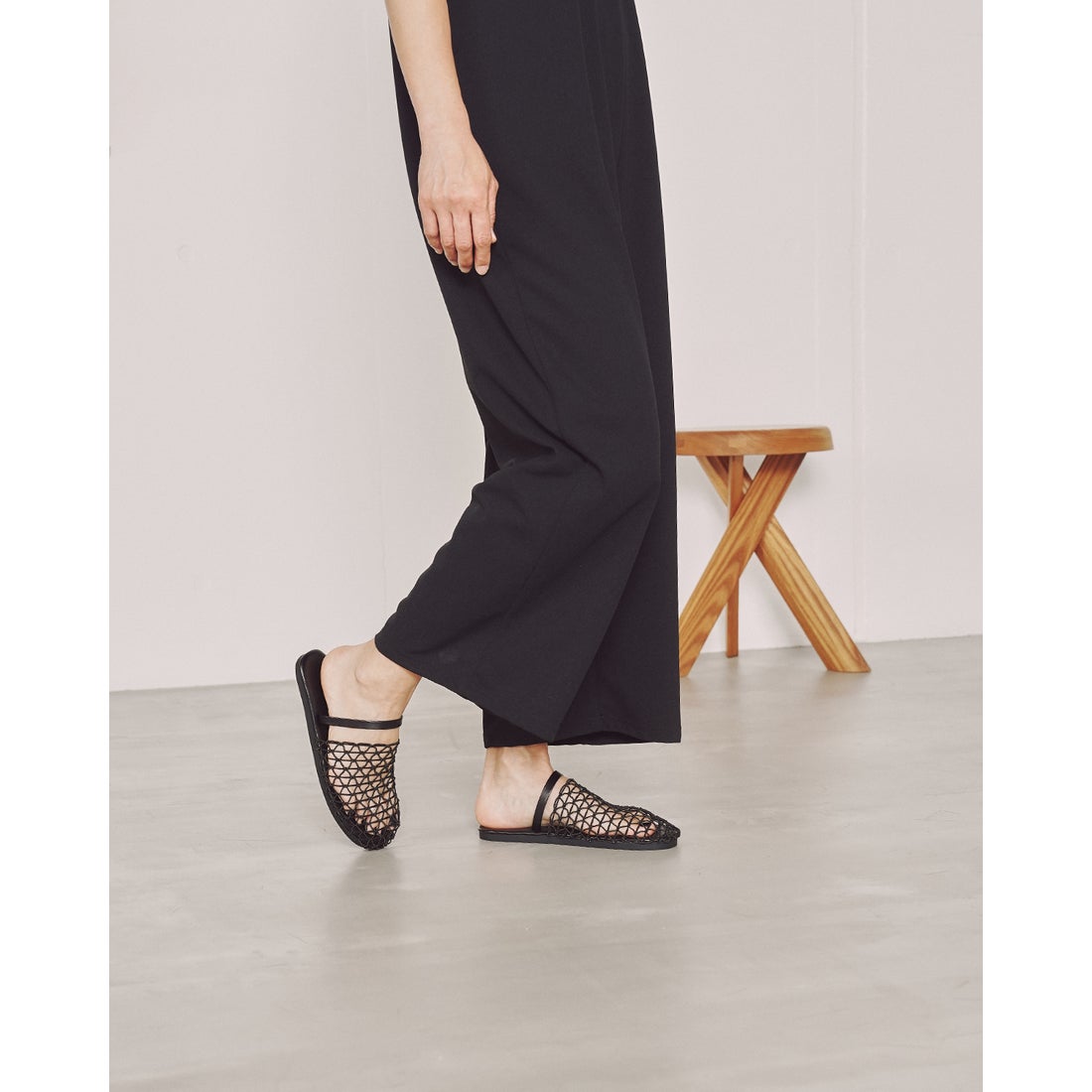 フラット メッシュ編み サンダル （ブラック メッシュ） -Emma Francis