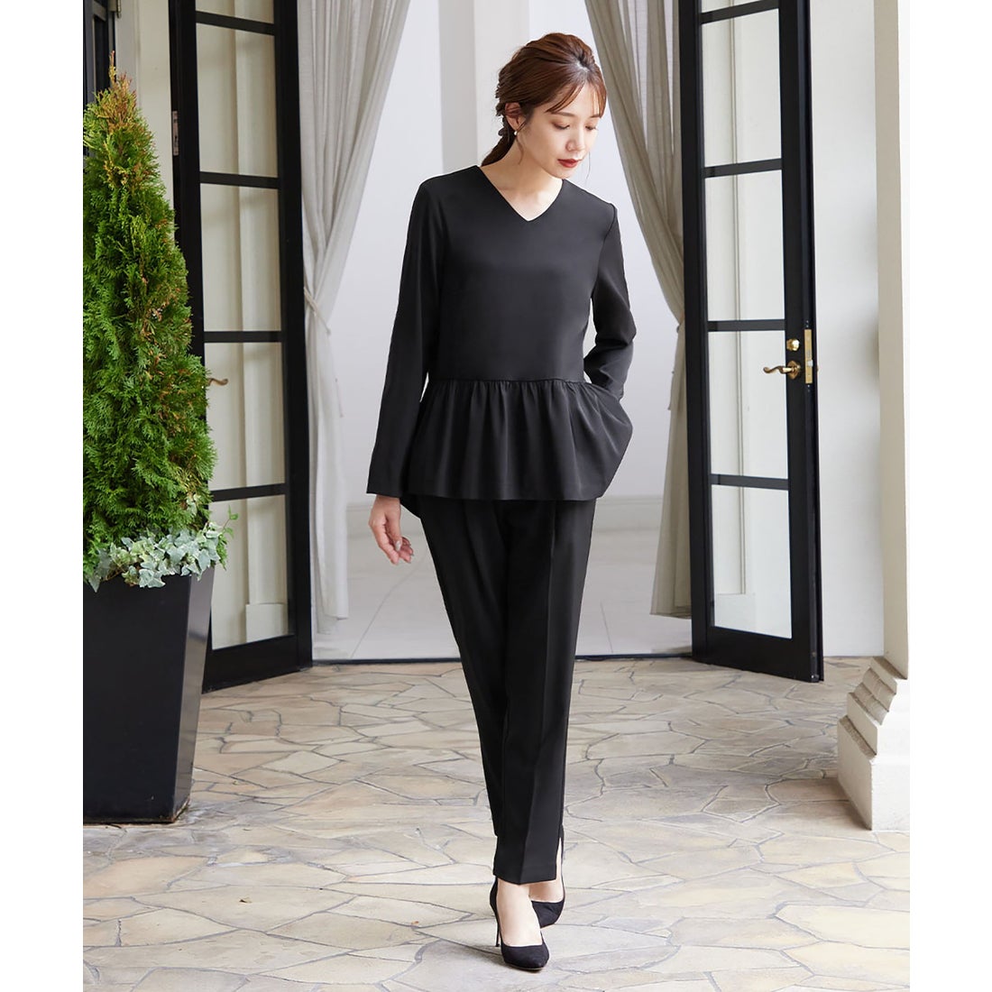 フロリア Flolia 裾フレアVネックブラウス テーパードパンツ