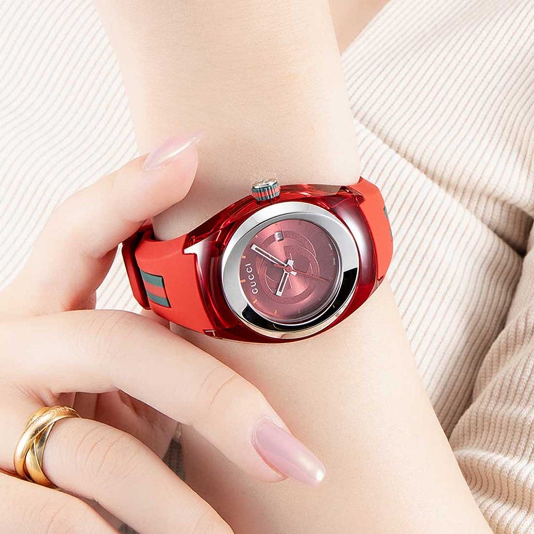 美品/稼働品】グッチ シンク 137.3 シェリーライン デイト 腕時計 赤