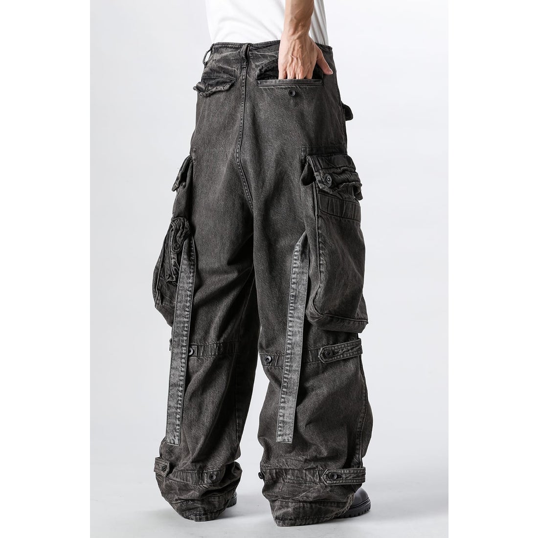 ユリウス JULIUS 12oz Denim Wide Gasmask Cargo Pants（CHARCOAL
