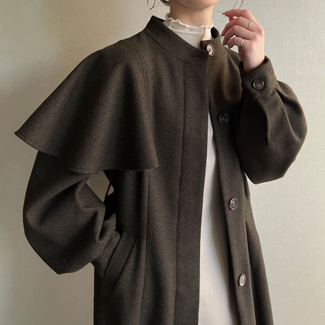 ジュノア JUNOAH 肩フリル比翼ロングコート （ダークブラウン