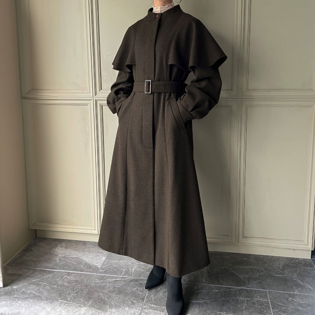 ジュノア JUNOAH 肩フリル比翼ロングコート （ダークブラウン