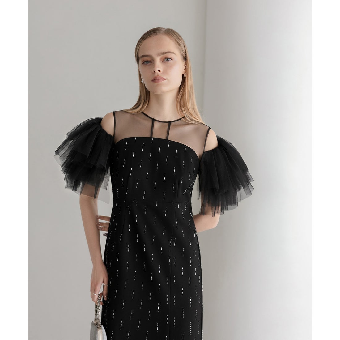 レジャ Leja オープンショルダーチュールストーンIラインドレス