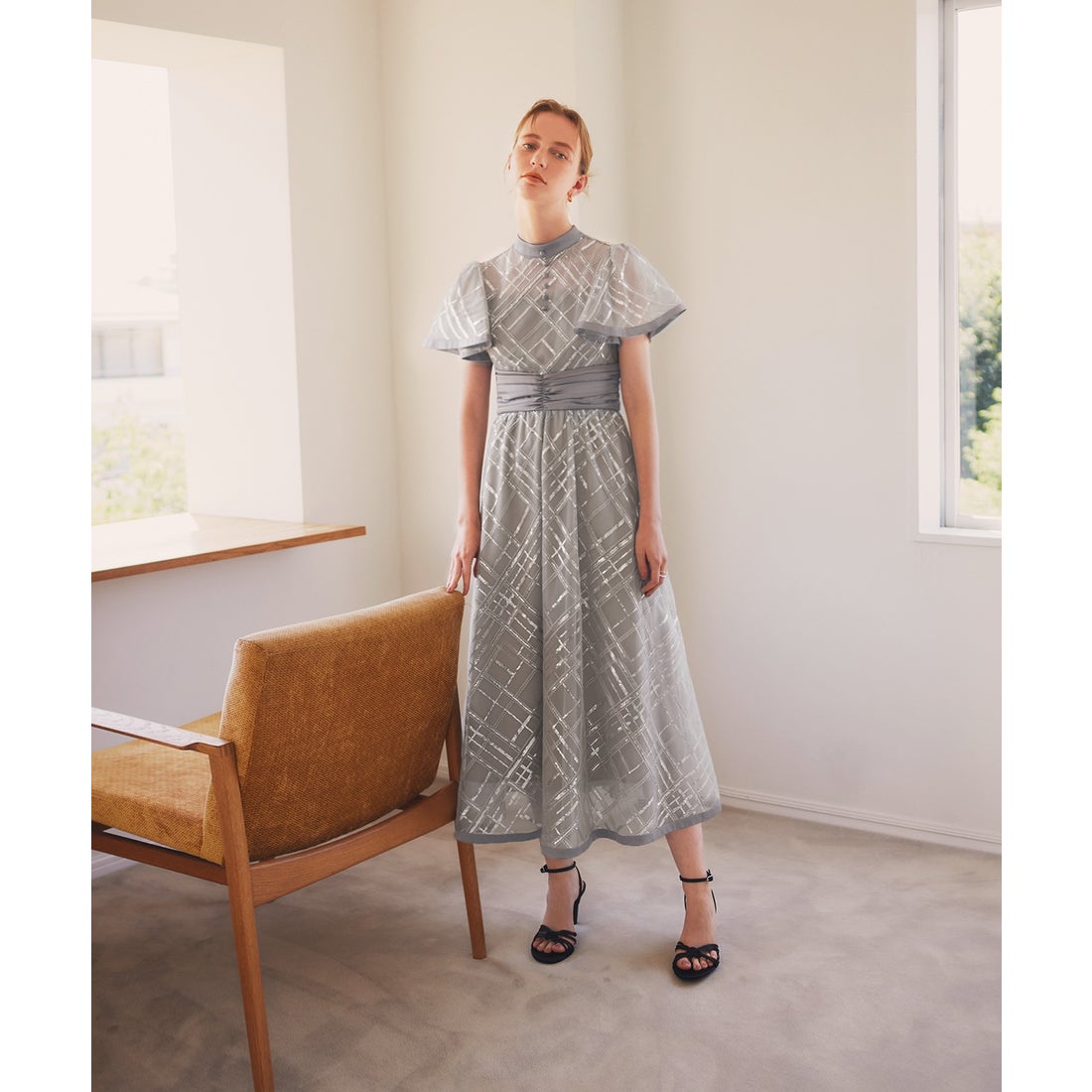 レジャ Leja チェックスパンコール刺しゅうフリルスリーブプリーツ