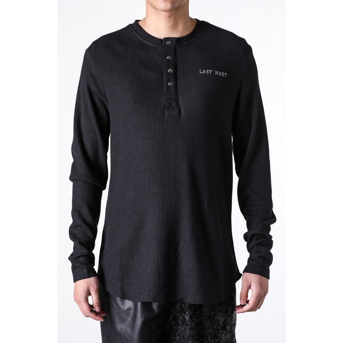 ラストネスト LAST NEST Logo Emb Henry Neck （Black） -FASCINATE
