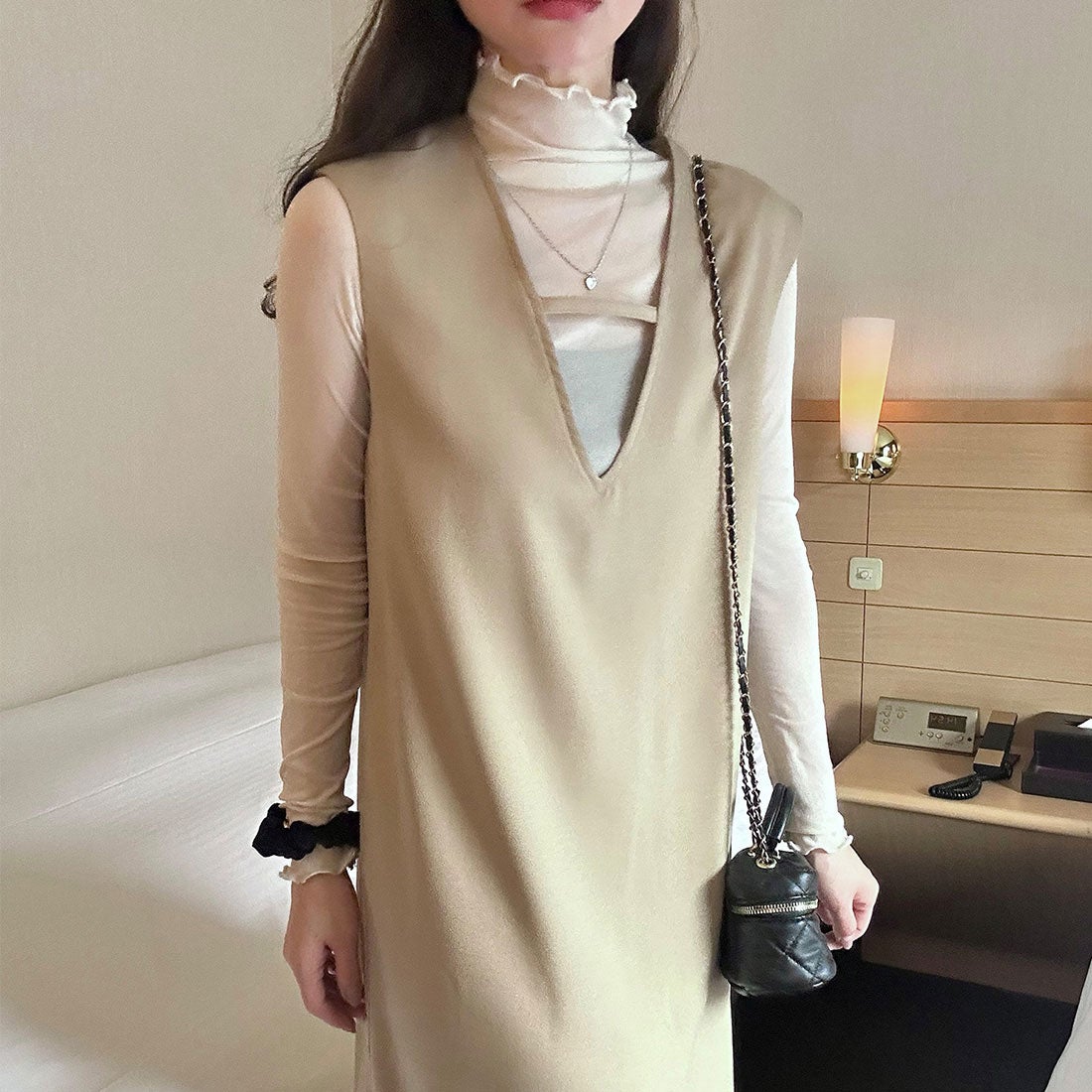 ラウアー LAUIR Vネックノースリーブワンピース （ベージュ