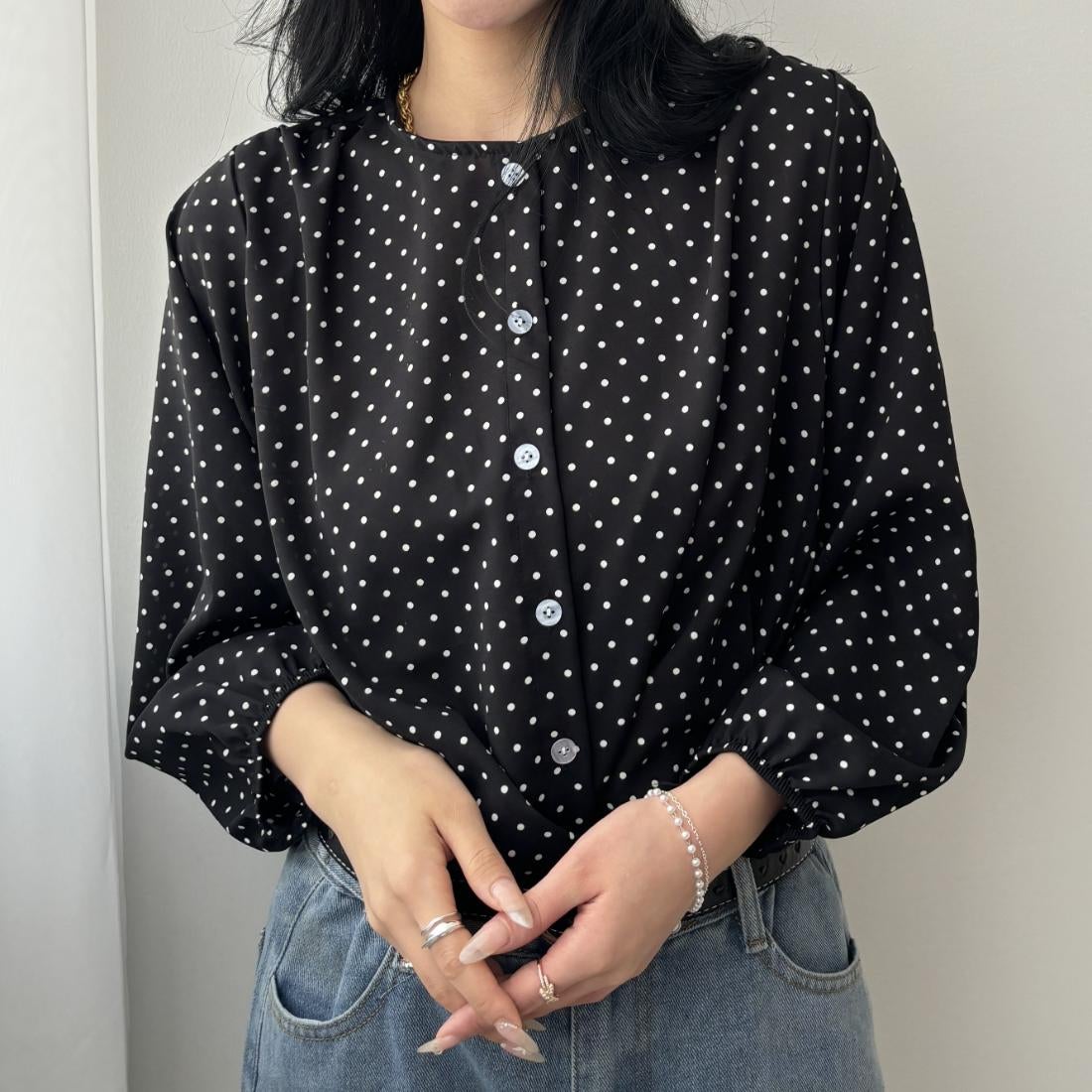 メゾンドラティール maison de LATIR ノーカラーピンドット柄ブラウス
