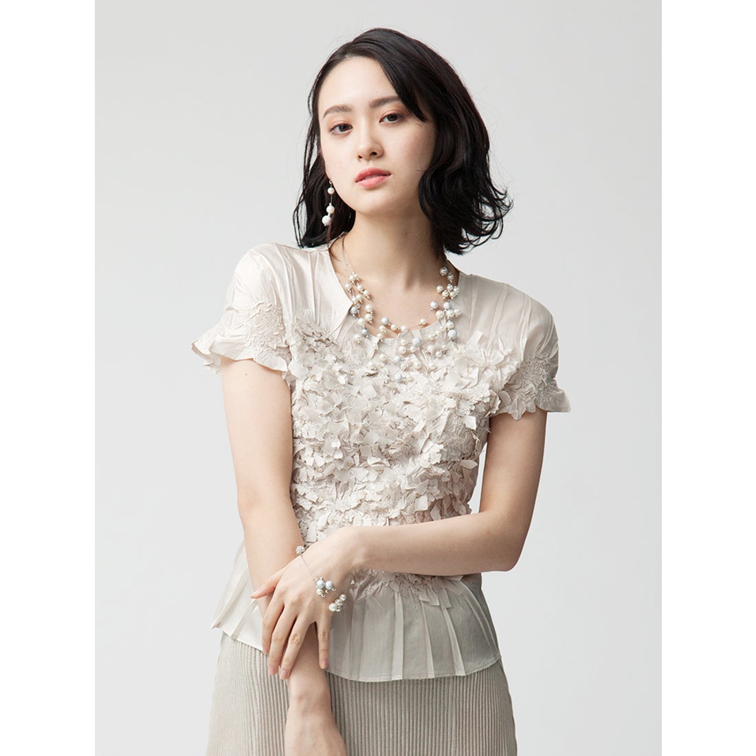 スペッチオ SPECCHIO Gプリーツフレンチ袖ブラウス （シャンブレー