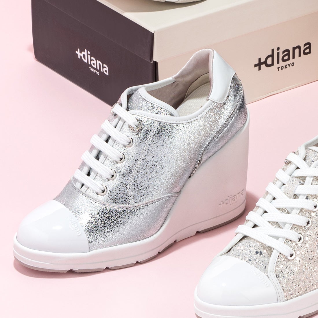 プラスダイアナ ＋diana 【軽量】ヒールアップスニーカー （シルバー箔