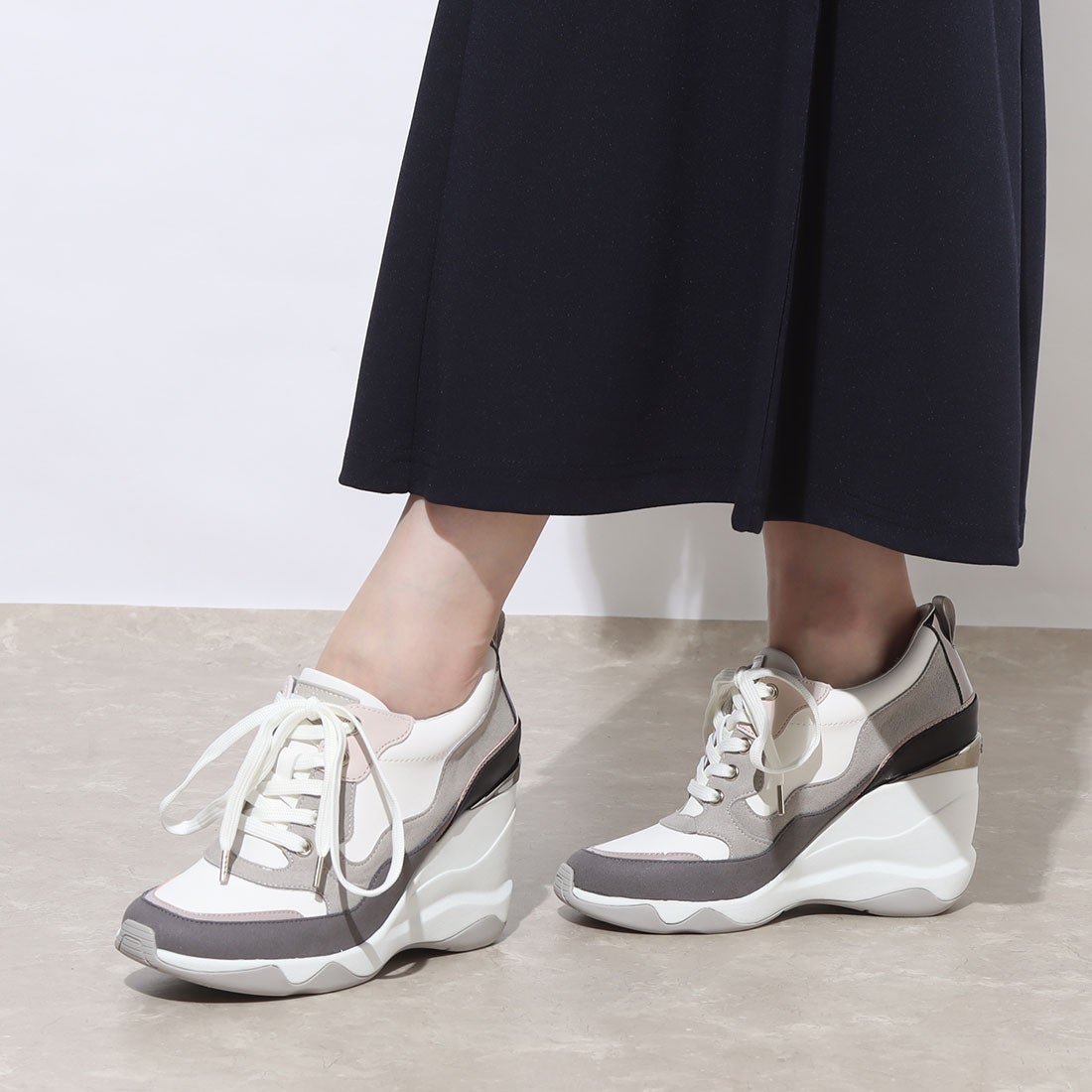 ＋diana 【9cm】美脚ヒールアップスニーカー （白人工スムース