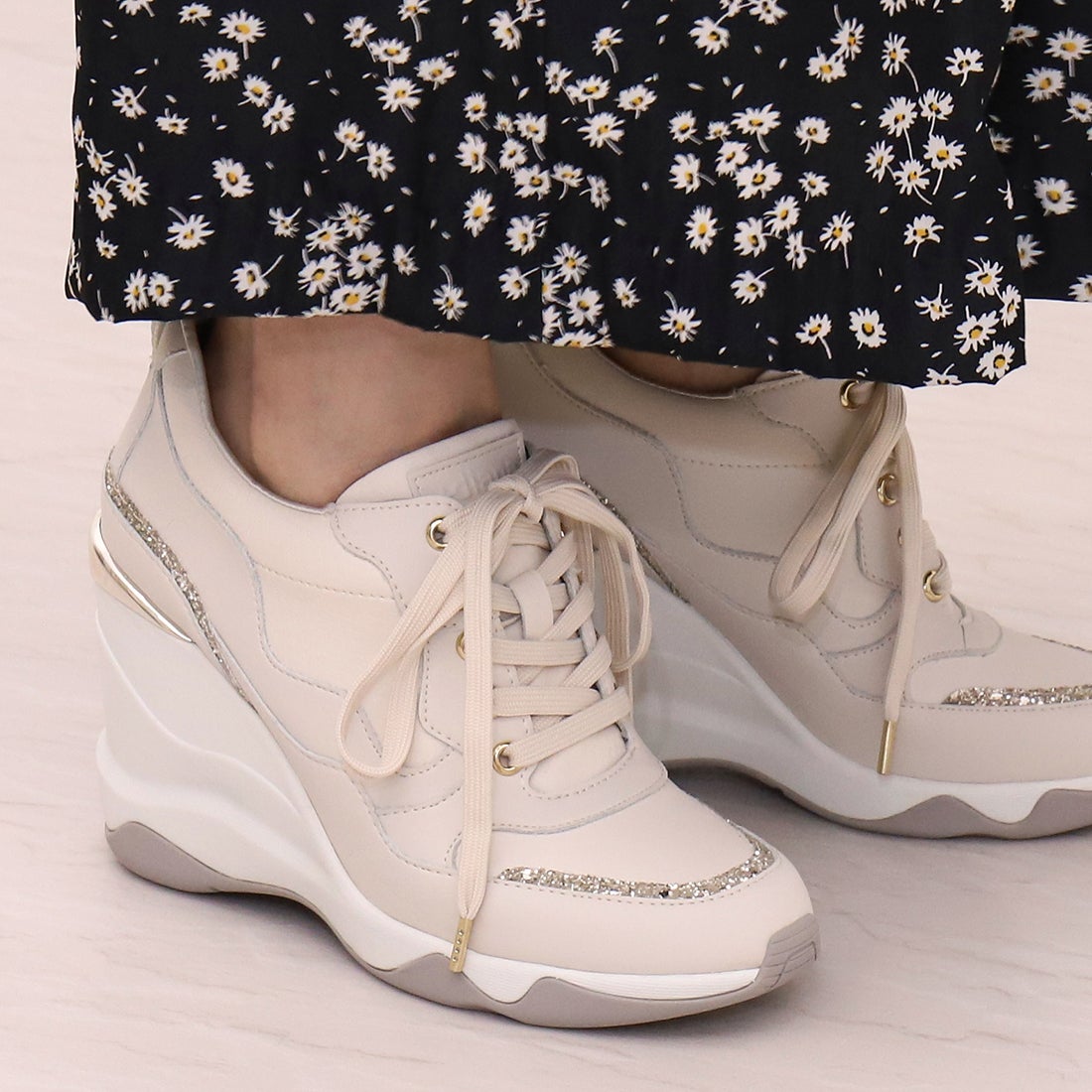 ＋diana 【9cm】美脚ヒールアップスニーカー （白人工スムース